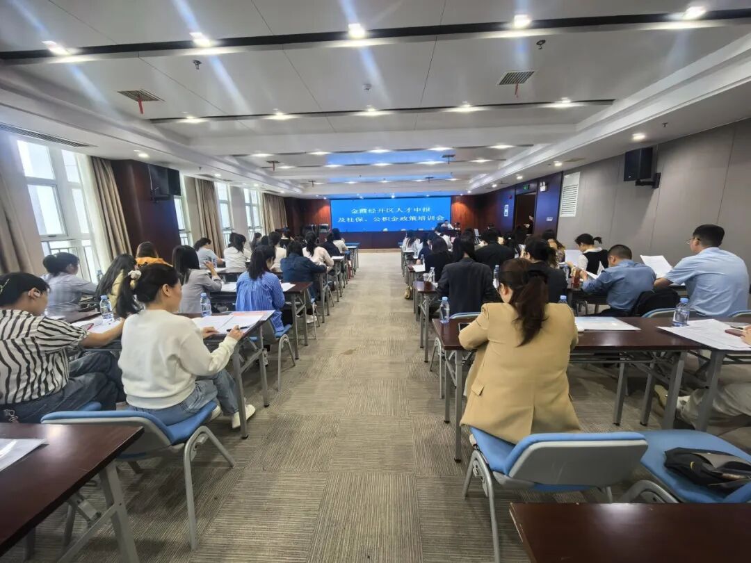 長沙金霞經開區開展“政務公開主題日”活動——政策宣講零距離 助企發展添動力