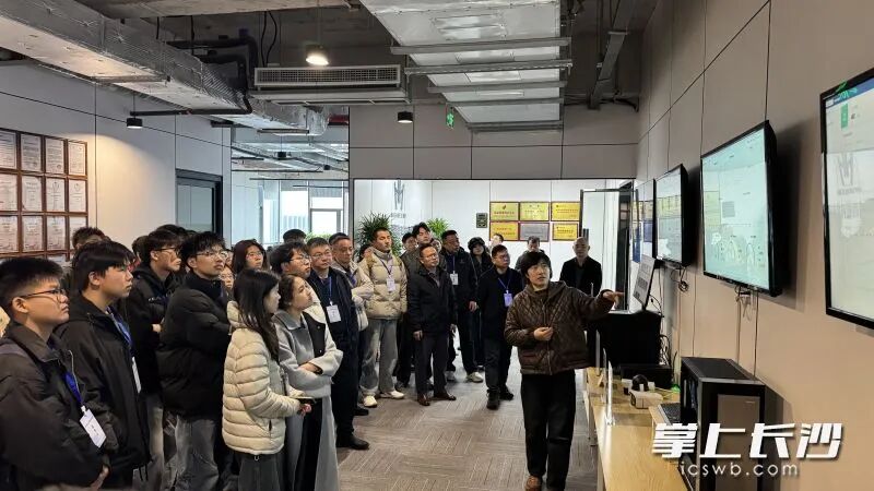 在湖南匯視威智能科技有限公司,全球首個在國產算力平臺上完成整體訓練與推理過程并實現移動端部署的視覺基座大模型——橘洲大模型讓大家大開眼界。均為長沙晚報全媒體記者 佘倩文 攝