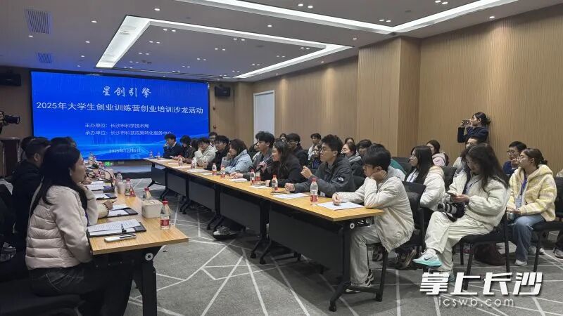 在創業沙龍上,導師與學員面對面交流,一對一解疑答惑。